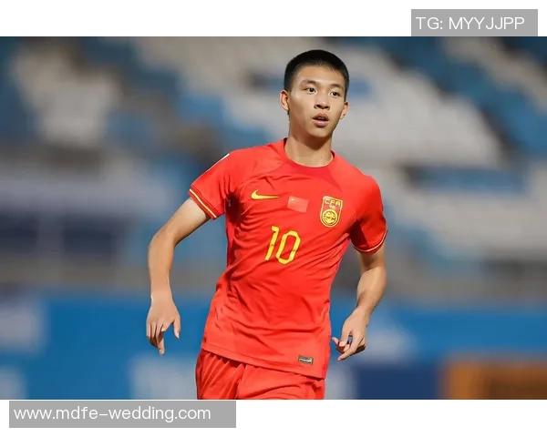 红色足球星闪耀绿茵场，见证新时代足球激情与荣耀的崛起